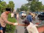 Bawaslu Banten Bagi-bagi Takjil, Langsung Ludes Sama Ojol