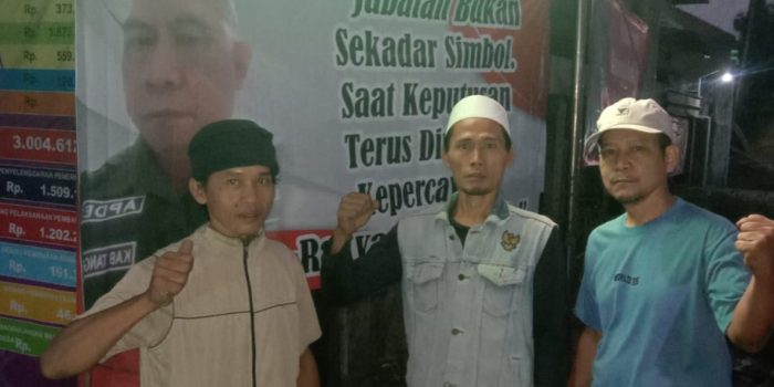 Photo Polemik soal Ketua RT 04 Desa Cangkudu Kecamatan Balaraja tak kunjung ada keputusan, warga setempat mendatangi kantor balai Desa Cangkudu