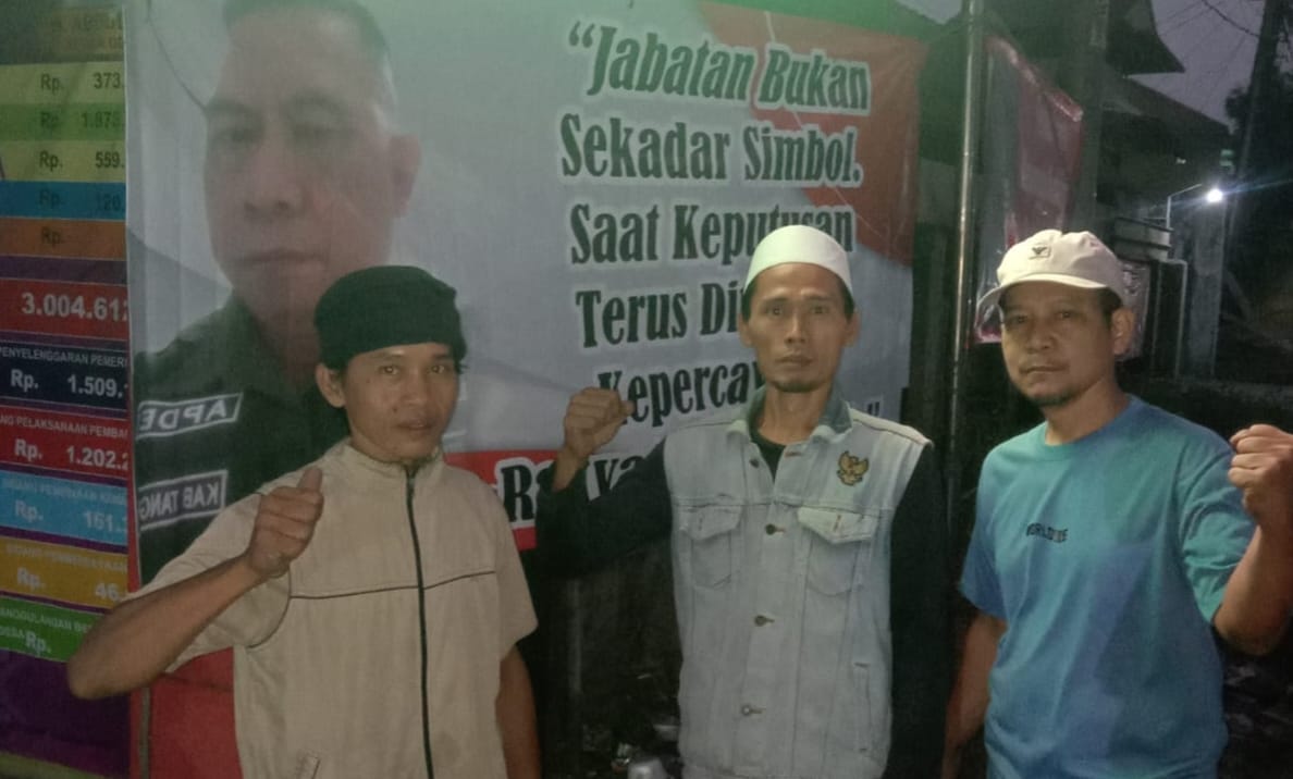 Photo Polemik soal Ketua RT 04 Desa Cangkudu Kecamatan Balaraja tak kunjung ada keputusan, warga setempat mendatangi kantor balai Desa Cangkudu