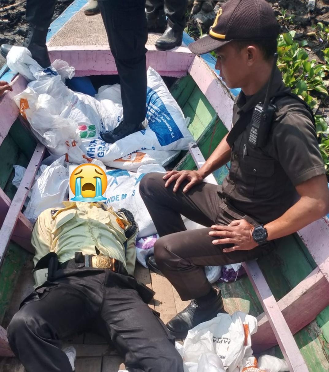 Photo Seorang Satpam Waduk Jatiluhur, ditemukan tak bernyawa di tepi Danau Area Tanggul Ubrug, Kabupaten Purwakarta, Jawa Barat. Jumat, 24/07/26.