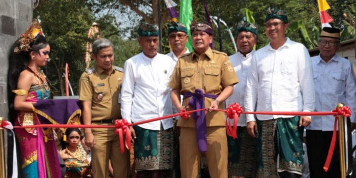 Photo Bupati Tangerang Moch. Maesyal Rasyid meresmikan Pura Parahyangan Agung Bhuwana Raksati yang berlokasi di Desa Sodong, Kecamatan Tigaraksa.