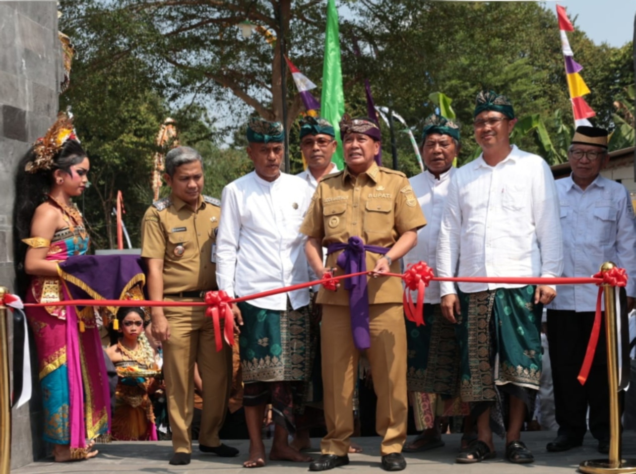 Photo Bupati Tangerang Moch. Maesyal Rasyid meresmikan Pura Parahyangan Agung Bhuwana Raksati yang berlokasi di Desa Sodong, Kecamatan Tigaraksa.
