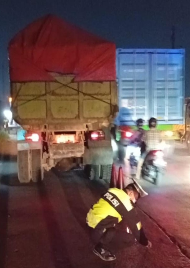 kecelakaan lalu lintas yang melibatkan sepeda motor dengan dump truck tronton di Jalan Raya Serang KM 24,5, tepatnya di dekat PT Aneka Sarivita, Desa Sentul, Kecamatan Balaraja, Kabupaten Tangerang, Rabu (22/7/2026) sekitar pukul 22.20 WIB.