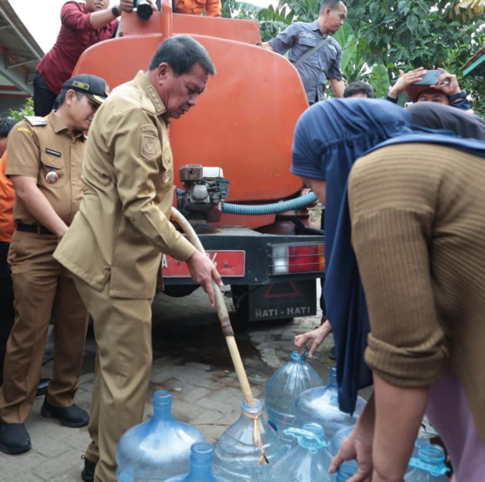 Photo Bupati Tangerang Moch. Maesyal Rasyid bersama Gubernur Banten Andra Soni salurkan bantuan air bersih kepada warga terdampak kekeringan akibat musim kemarau di Desa Margasari Kelurahan Kadu Agung, Kecamatan Tigaraksa, Selasa (28/7/2026)