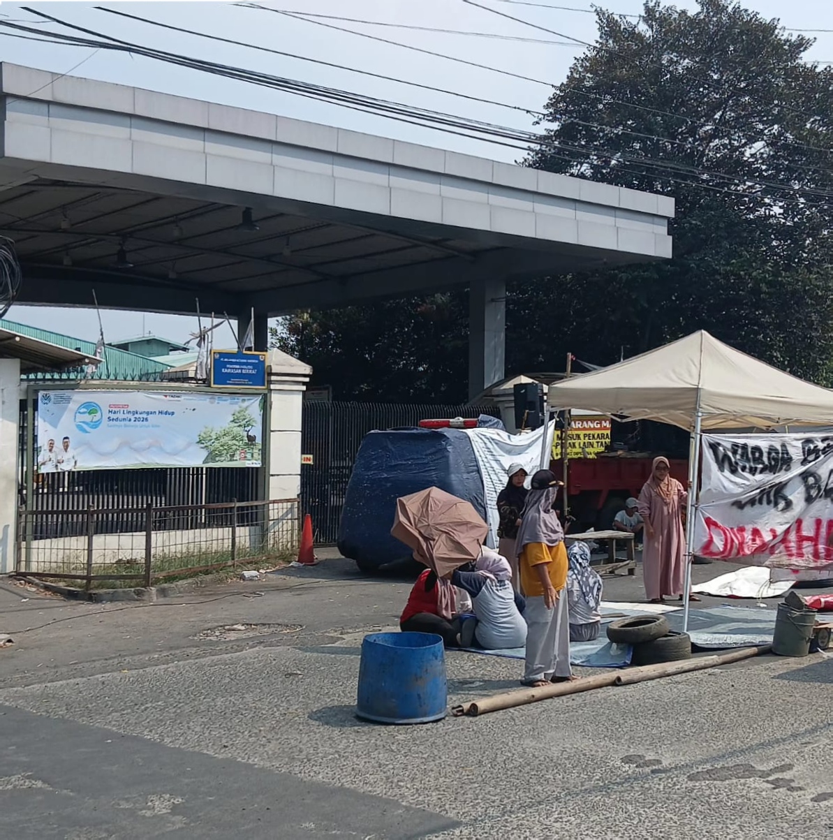 Photo Aksi unjuk rasa atasnama UPAMAS saat ini masih terus berlanjut sejak 06 Juni 2026 depan pintu masuk perusahaan
