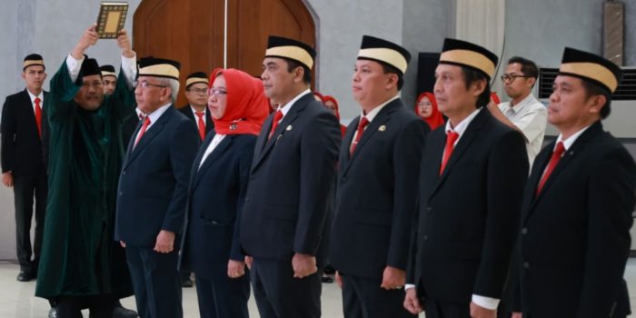 Photo Enam Pejabat Pimpinan Tinggi Pratama (Eselon II) Pemerintah Kabupaten Tangerang sedang diambil sumpah jabatan bertempat Aula Pendopo Bupati Tangerang, Jumat (31/7/26)