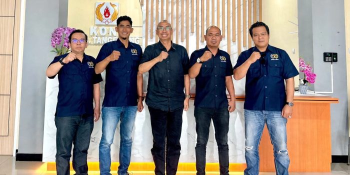 Photo Pengurus SIWO Kab.Tangerang bersama Ketua KONI Kabupaten Tangerang, Senin (12/10/2026) di Gedung KONI Kabupaten Tangerang.