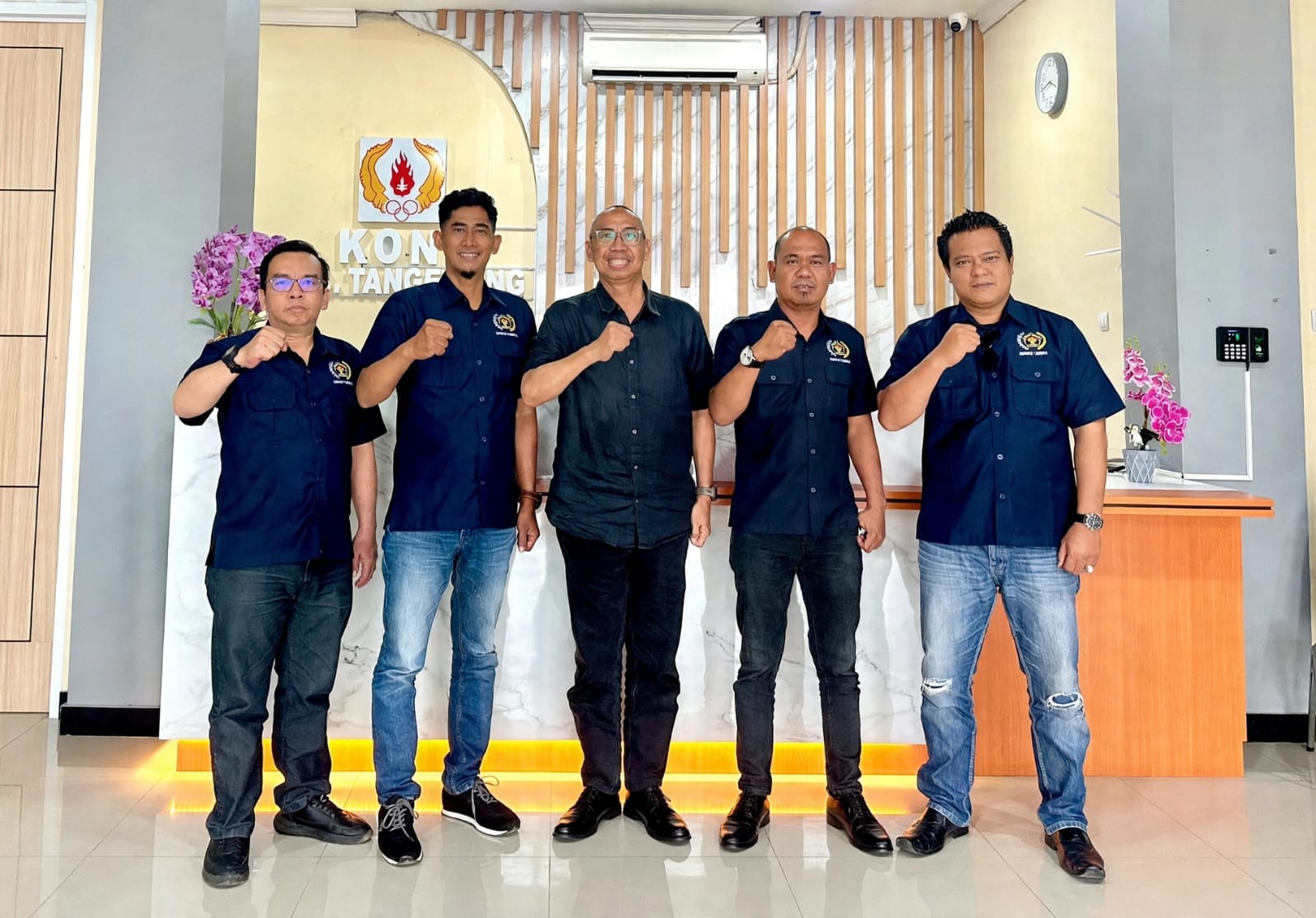 Photo Pengurus SIWO Kab.Tangerang bersama Ketua KONI Kabupaten Tangerang, Senin (12/10/2026) di Gedung KONI Kabupaten Tangerang.