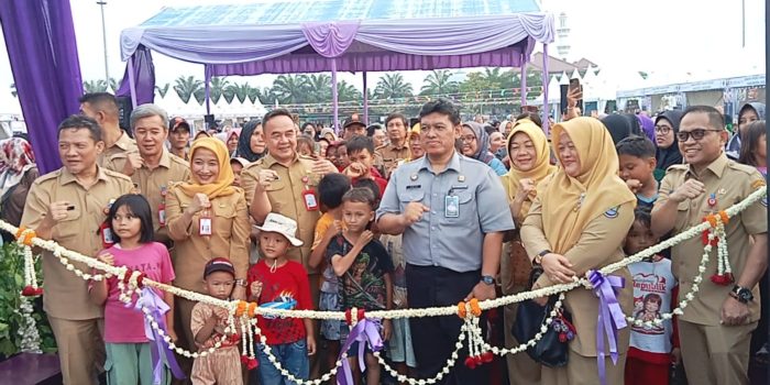 Photo Sekda Tangerang Soma Atmaja, gunting Pita sebagai tanda rangkaian Hari Jadi Ke-394 Kabupaten bertempat di Alun-alun Tigaraksa, Senin (12/10/2026)