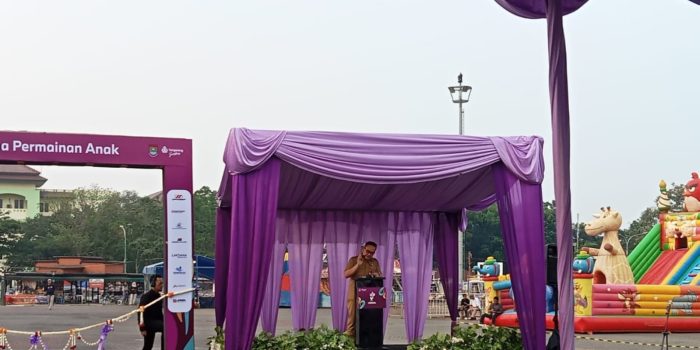 Photo Sambutan Sekda Kabupaten Tangerang, Soma Atmaja saat membuka Wahana Permainan Anak Gratis selama tujuh hari, dan Kegiatan UMKM jelang Perayaan Hari Jadi Ke-394 Kabupaten Tangerang bertempat di Alun-alun Tigaraksa, Senin (12/10/2026)