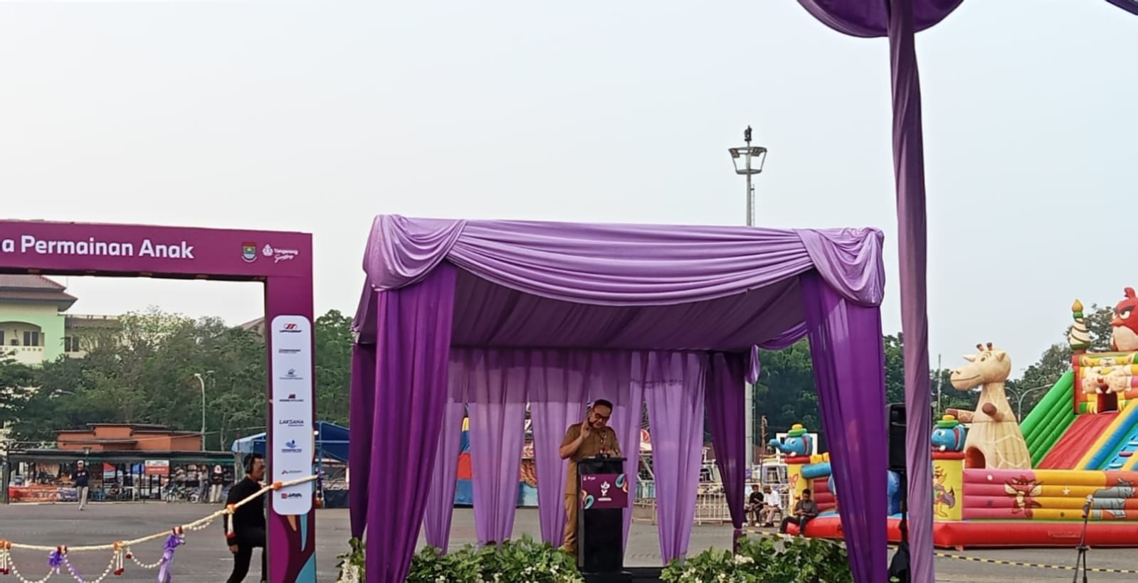 Photo Sambutan Sekda Kabupaten Tangerang, Soma Atmaja saat membuka Wahana Permainan Anak Gratis selama tujuh hari, dan Kegiatan UMKM jelang Perayaan Hari Jadi Ke-394 Kabupaten Tangerang bertempat di Alun-alun Tigaraksa, Senin (12/10/2026)